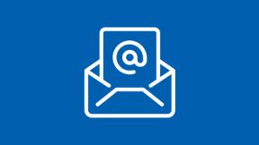 Icône d'une enveloppe blanche dans laquelle est inséré un papier blanc avec le symbole e-mail/at sur fond bleu